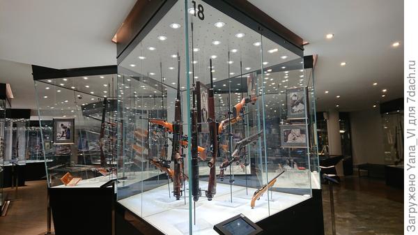 Внутри четыре этажа экспонатов в стеклянных витринах