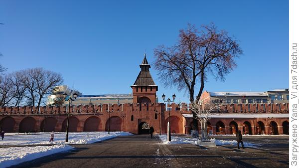 Часть территории ещё освещена