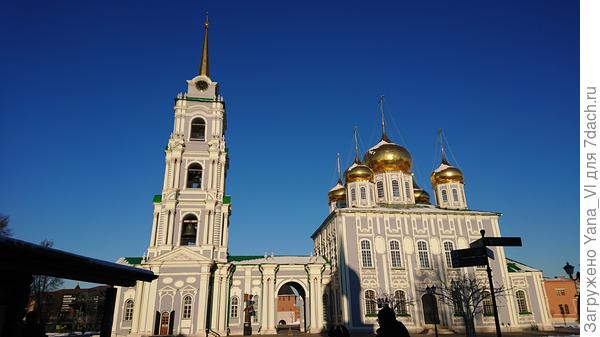 Заходящее солнце как то по особенному оттеняет небо...