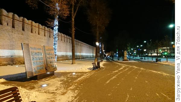 Снаружи, вдоль стен тоже тянется красивая заснеженная аллея...
