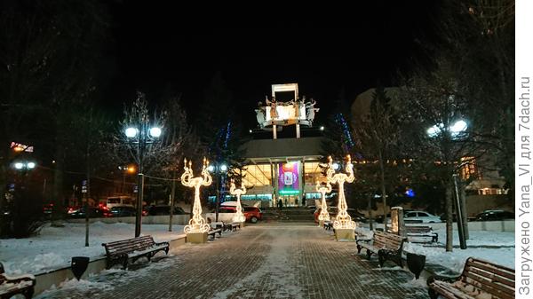 Театр из первой части ночью :)