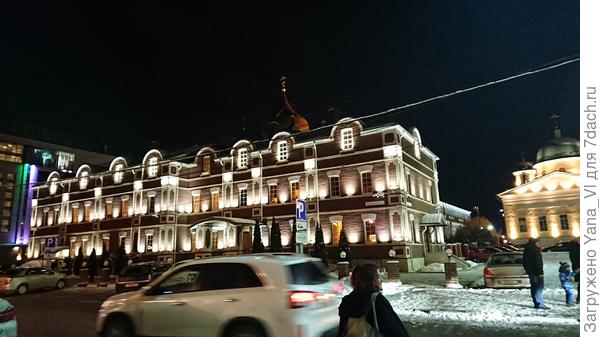 Здания на противоположной стороне улицы тоже красиво подсвечены...