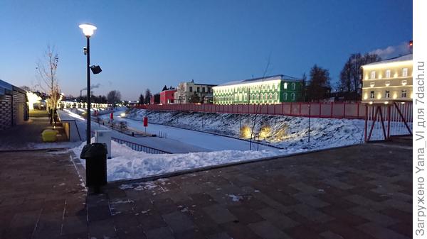 Дома на противоположной стороне тоже осветились.