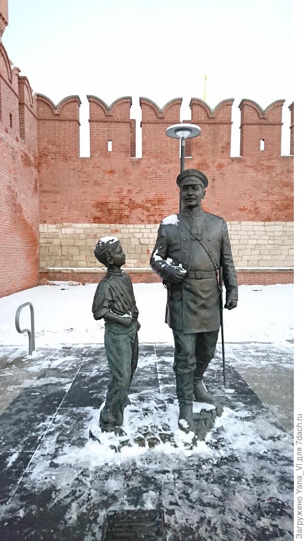 У одного из входов - памятник городовому (установлен в честь 300-летия полиции).