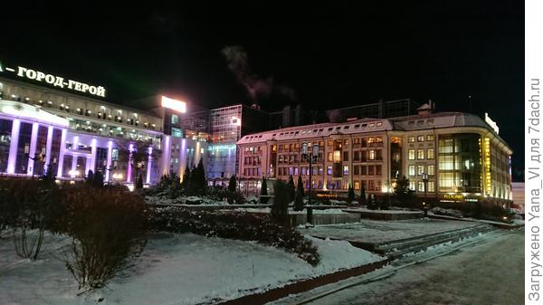 Вот в этом тёмном уголке-скверике