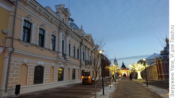 К стенам кремля прошли по очень красивой пешеходной улице