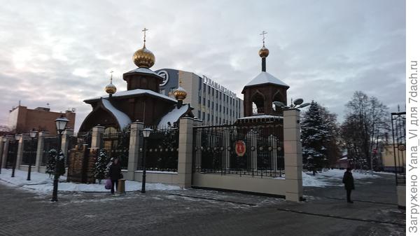 Не очень поняла зачем, но рядом со зданием завода церквушка...