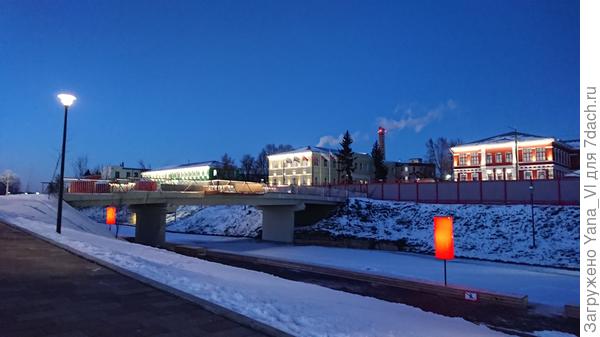 Вдоль воды горят красные ??? фонари...