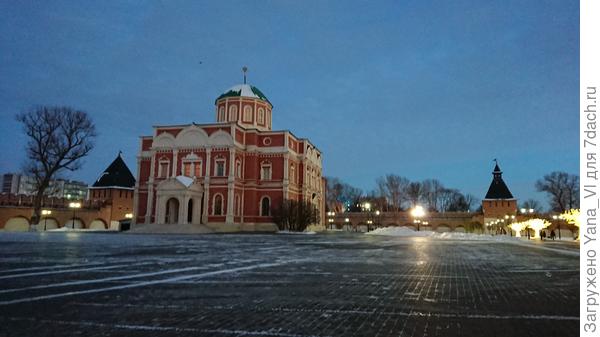 А это старый музей оружия на территории кремля.