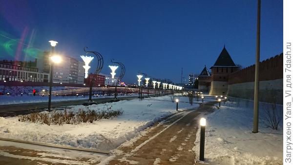 Темнеет очень быстро. Зажгли огни.