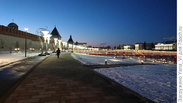 В общем набережная дли-и-и-нная, красивая и всё таки... пустая.