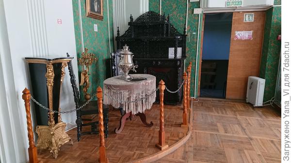 Очень красивый чайный уголок. Мебель резная, из настоящего дерева.