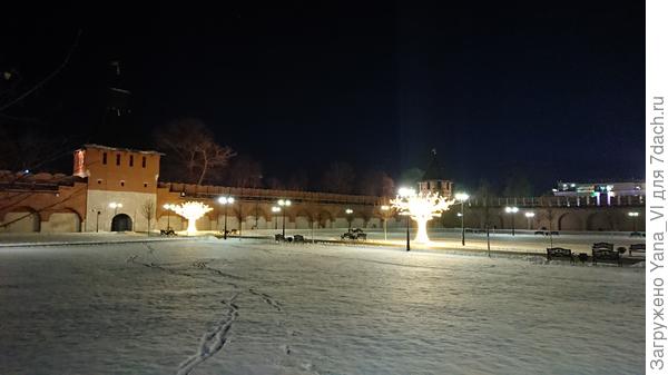 широченные газоны (сейчас под снегом), лавочки
