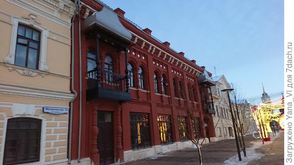 Старинные здания вдоль улицы... каждое уникально и прекрасно...часть ещё реставрируется