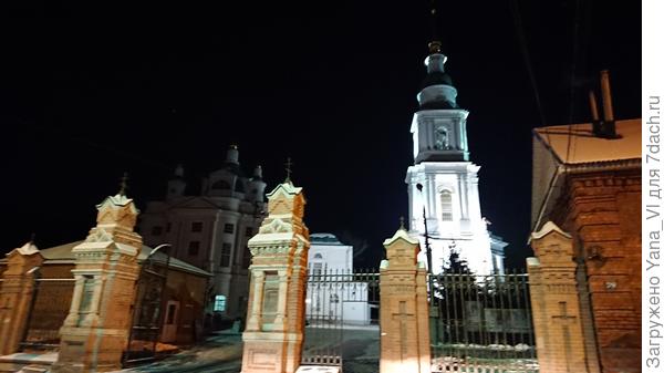 У церкви тоже никого...