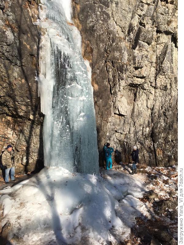 Забрались повыше, чтобы сфотографировать водопад с лучшего ракурса