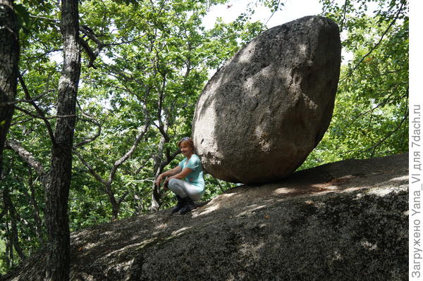 Каменное яйцо. Висит над обрывом, непонятно, как держится. Площадь соприкосновения с опорой минимальна.