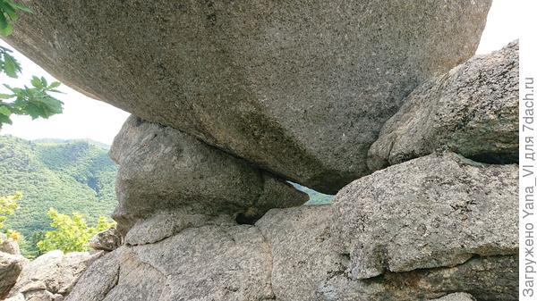 Вот здесь немного видно как зажата нижняя часть, между двумя малюсенькими (по сравнению с самим Стражем) камнями