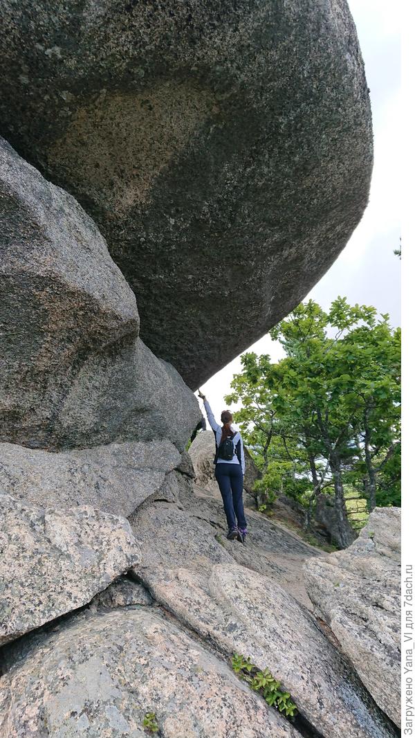 Здесь видно (сбоку) как расширяется и уходит вверх бок стража (целиком он в снимок не входит с такого расстояния, надо далеко от него отойти...