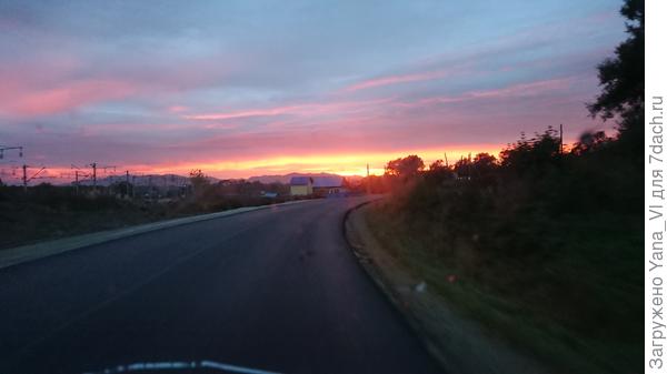 Закат на трассе из окна авто