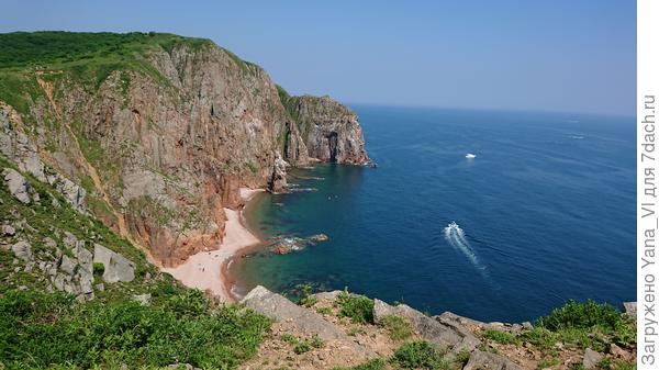 Синего неба, чистого моря, бескрайнего горизонта и красивую белую яхту! ;)