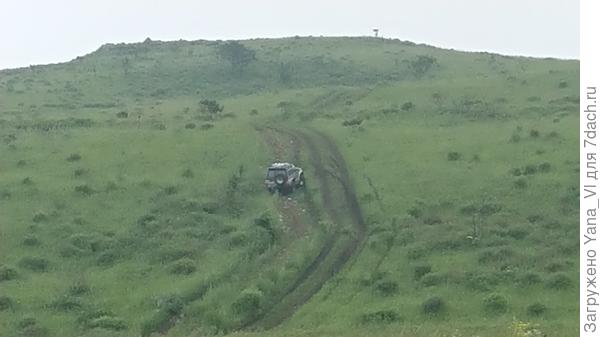 Фото издалека и резкость не очень то... Это он задом сползает, пытаясь поймать колею...