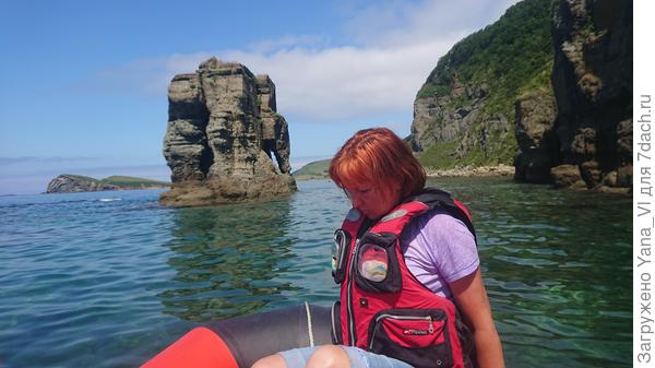 Это я на лодке. В спасательном жилете, заметь! за спиной - кекур Табуретка :)