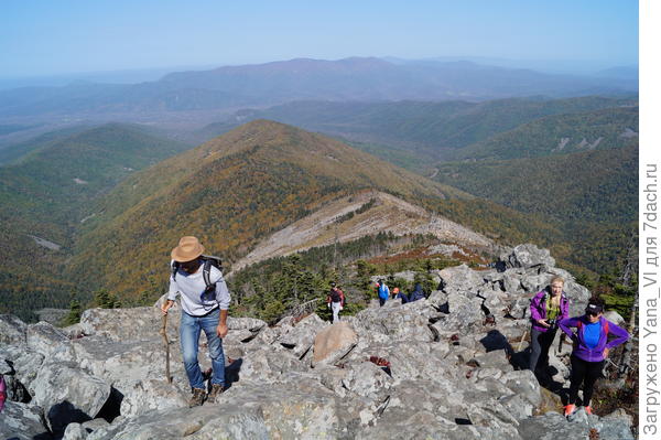 А по такому склону надо лезть на вершину!