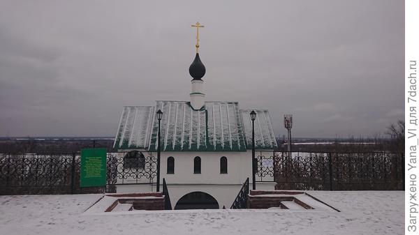 Часовенка в стене.