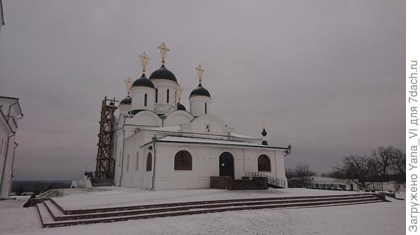 Белые стены на белом снегу смотрятся изумительно...