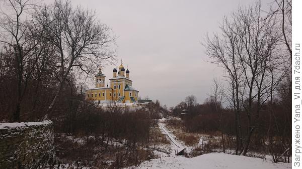 Чуть в сторонке, "в кустах" храм Николы мокрого...