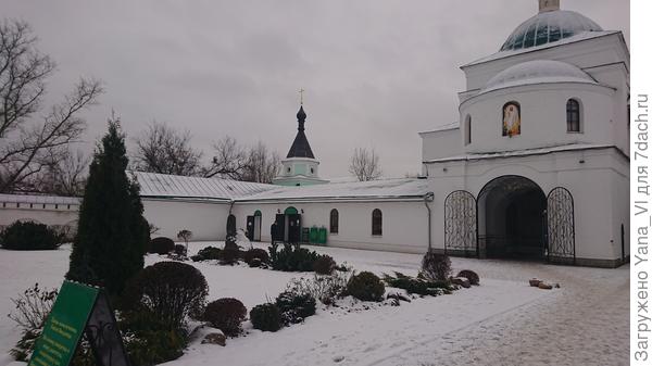 Клумбы ухожены и подстрижены.
