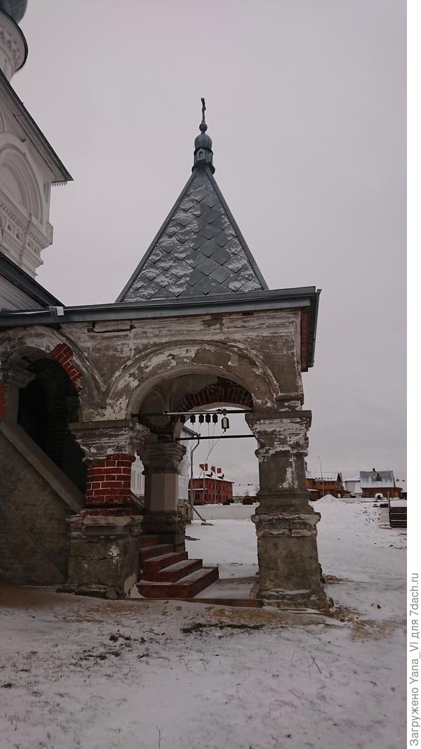 Но местами реставрация ещё не завершена.