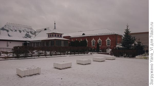 тоже пустынно...