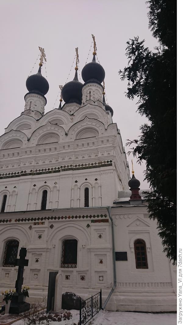 На церкви красочные изразцы