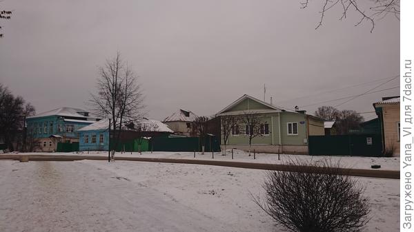 Обычные жилые домики вокруг тоже выглядят старинными...