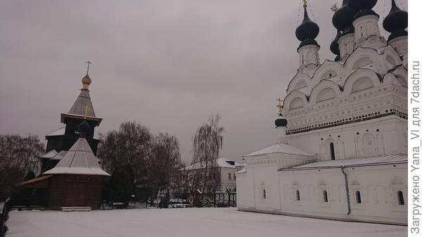 Со старыми церквями сочетается.