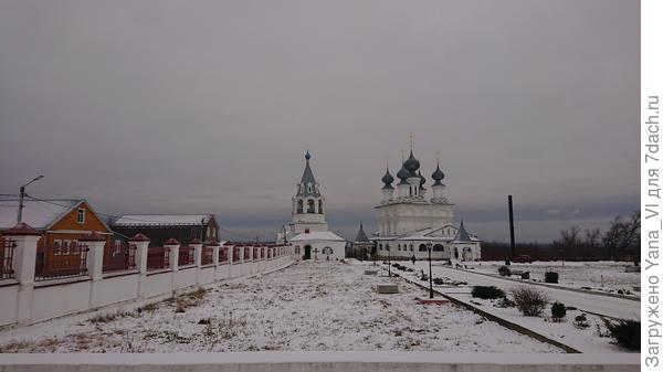 Территория так же большая и пустынная.