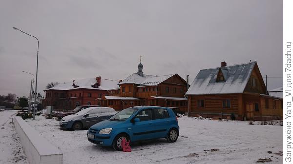 А в этих домах живут монашки.