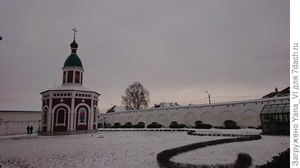 ещё часовенка...