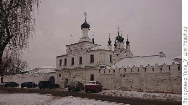 Цивилизация рядом... машины припаркованы. :)