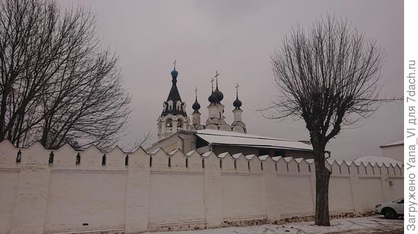 Сначала мы прошли вдоль них, чтобы взглянуть на памятник.