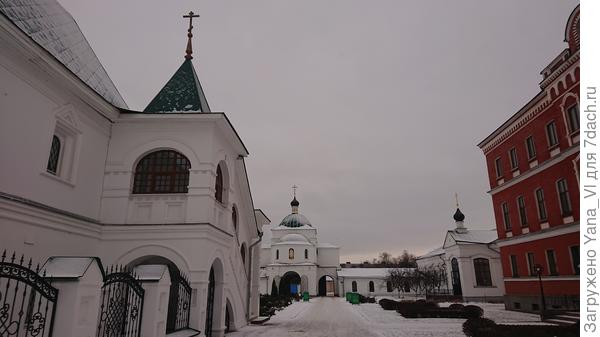 зато ничто не мешает любоваться архитектурой