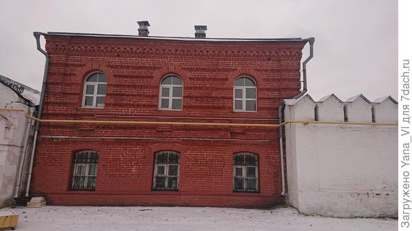 тоже попадается краснокирпичные здания, вписанные прямо в стену.