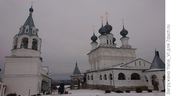 Храмы тоже чистые и побеленные...