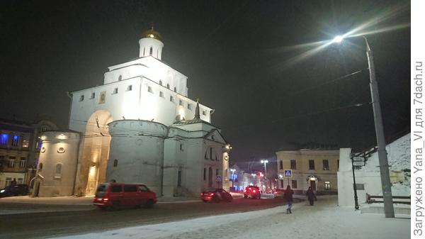 На снимке справа виден остаток земляного крепостного вала.