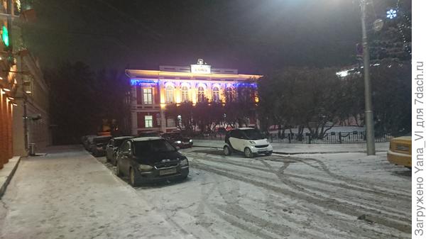 У здания банка в скверике стоит Ленин