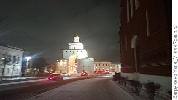 Вот так Золотые ворота видны от театральной площади.