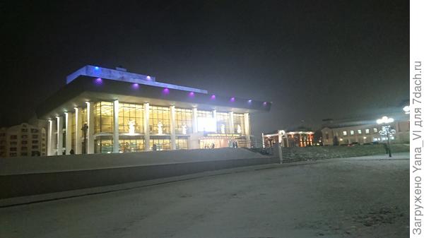 С театром...