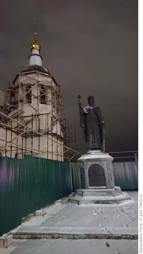 А чуть дальше по улице памятник святому Владимиру, крестителю Руси...